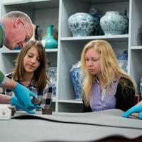 Collections based teaching in the Ashmolean Teacher and students learning via collections based teaching